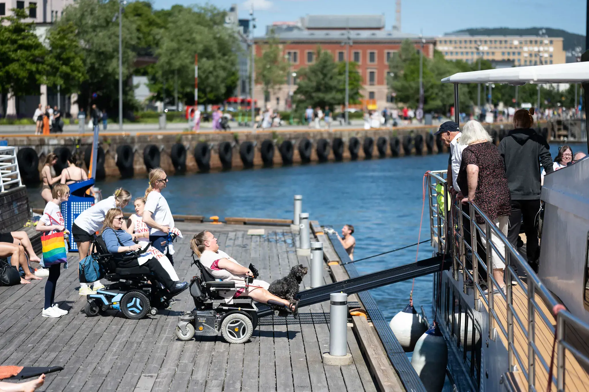 Inuusuttut kaassuartakkanik majorallaffikkut umiarsuarmut ikiartortut. Oslomi Disability Pride 2022- mi tamanna pivoq.