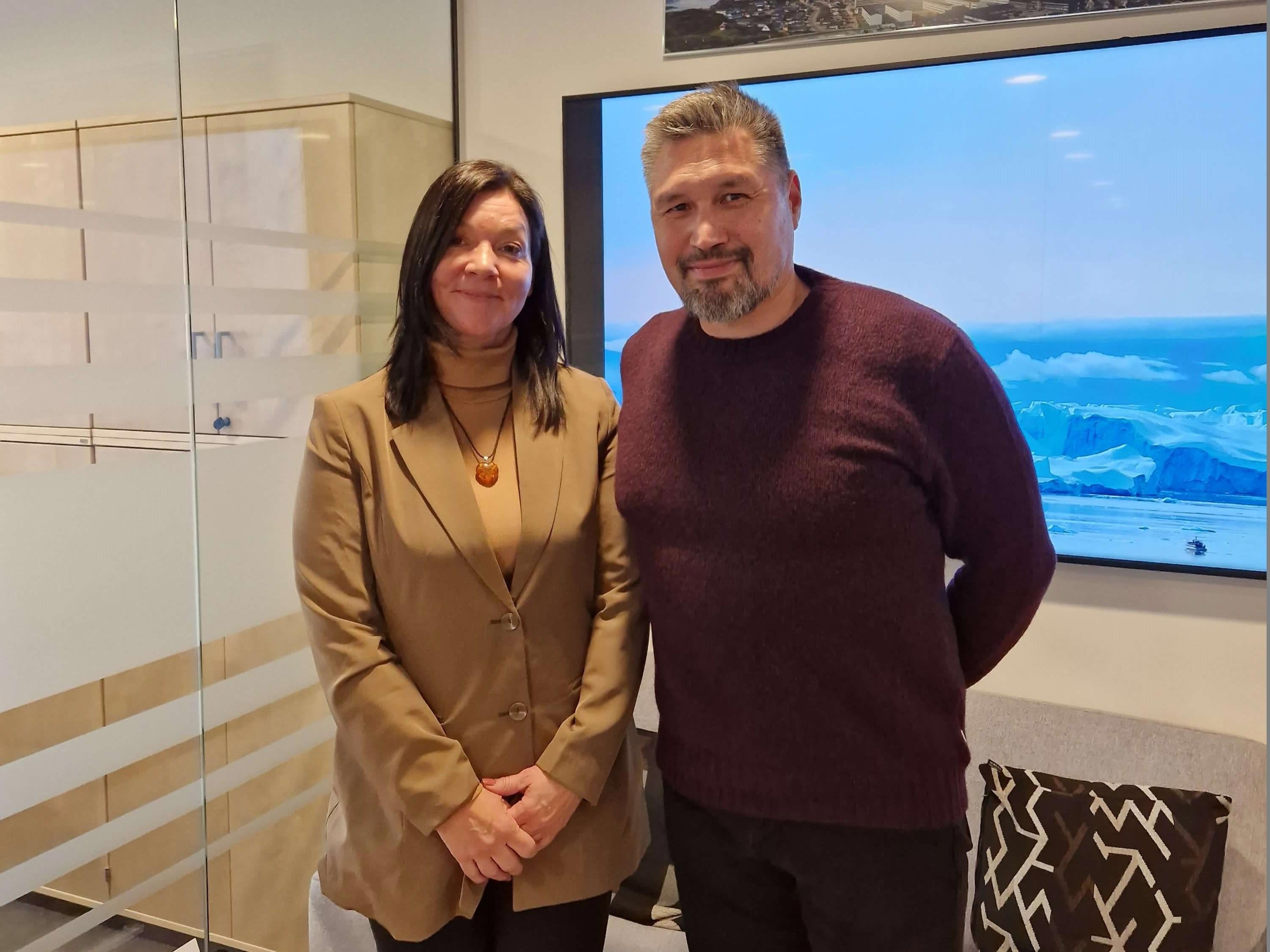 Handicaptalsmanden Anja Hynne Nielsen med Naalakkersuisoq for Boliger og Infrastruktur Hans Peter Poulsen