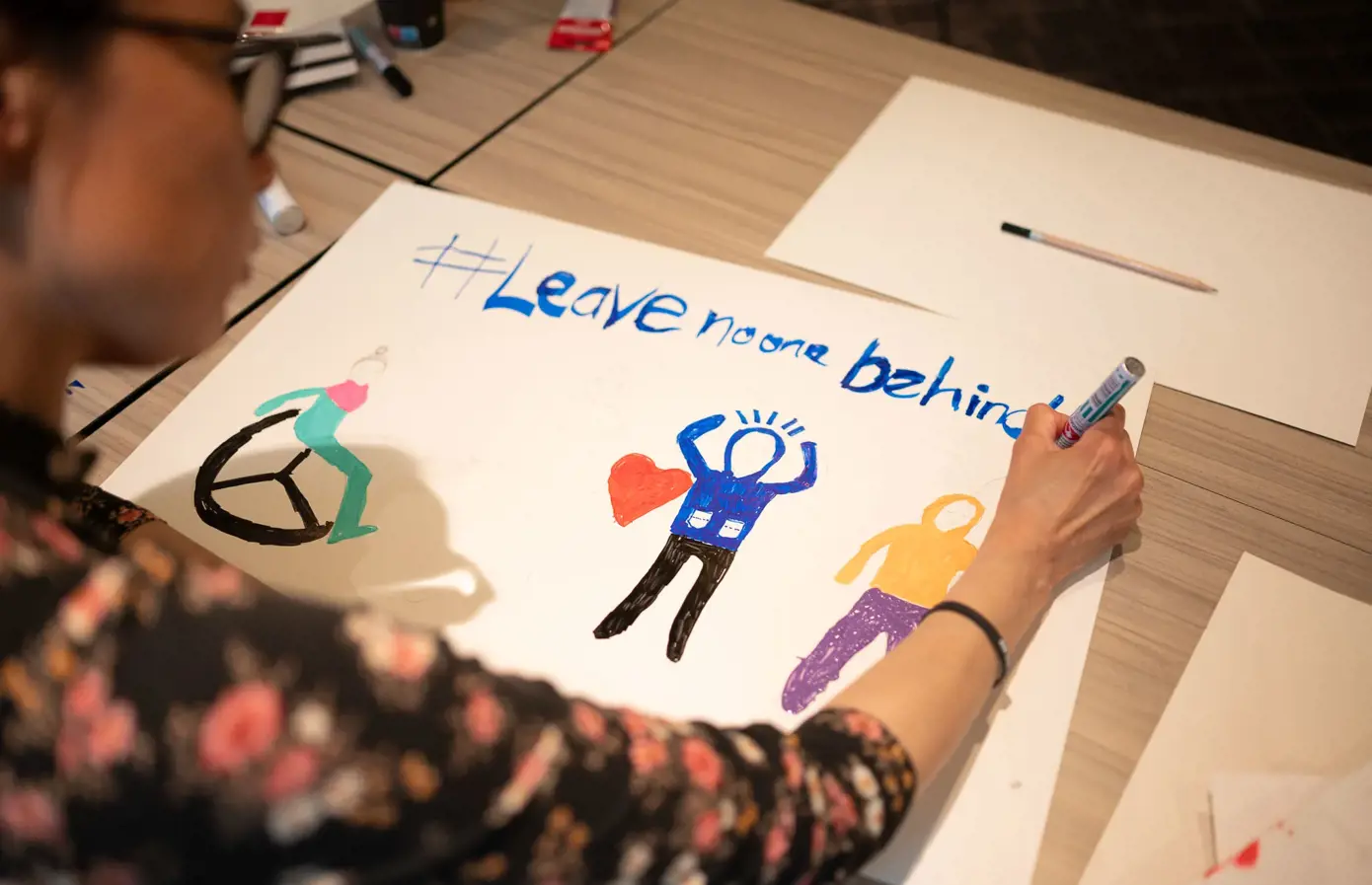 Arnaq inuusuttoq Disability Pride-mut allagartaliortoq. Allagartami allaqqavoq " Leave no one behind"