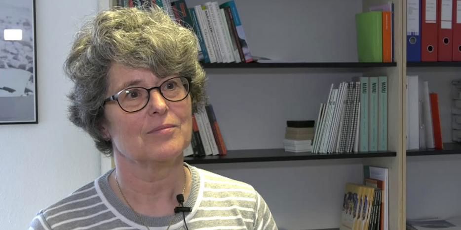 Forsker og lægefaglig konsulent Birgit sidder til et interview til KNR i en stribet trøje.