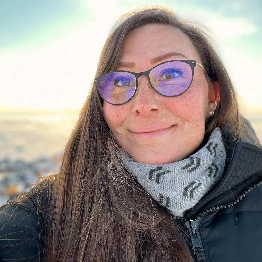 En smilende børnetalsmand i naturen