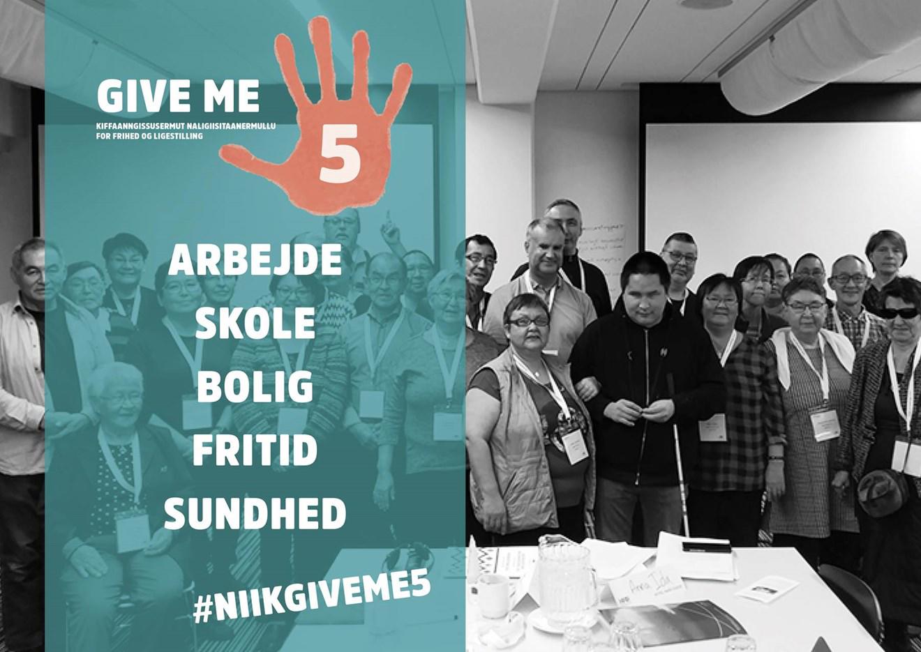 Dette billede viser en kampagneplakat fra Tilioq og Niiks Give Me 5 kampagne, hvorpå der står "Give me 5. Arbejde, skole, bolig, fritid, sundhed. #NIIKGIVEME5