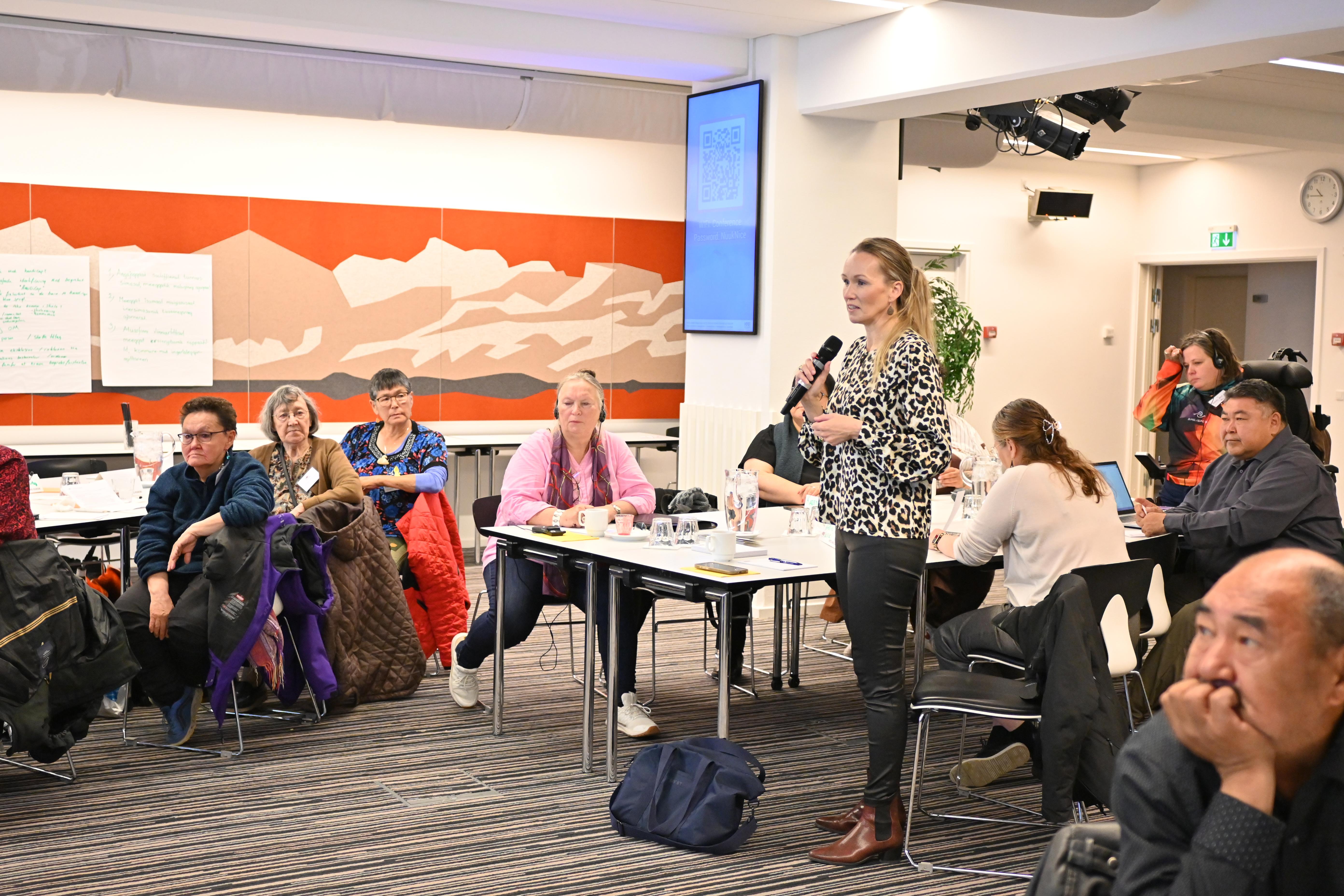 Naalakkersuisoq for Sundhed og Personer med Handicap Anna Wangenheim taler til et lokale af Grønlands handicapforeninger.