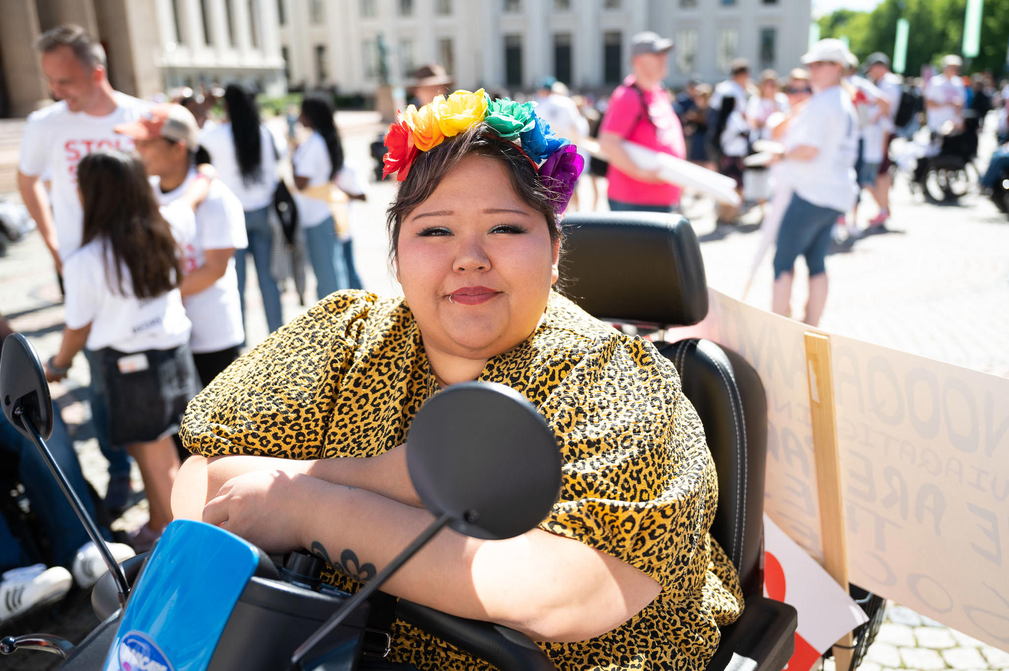 På billedet ses en ung kvinde i kørestol under Disability Pride i Oslo i 2022