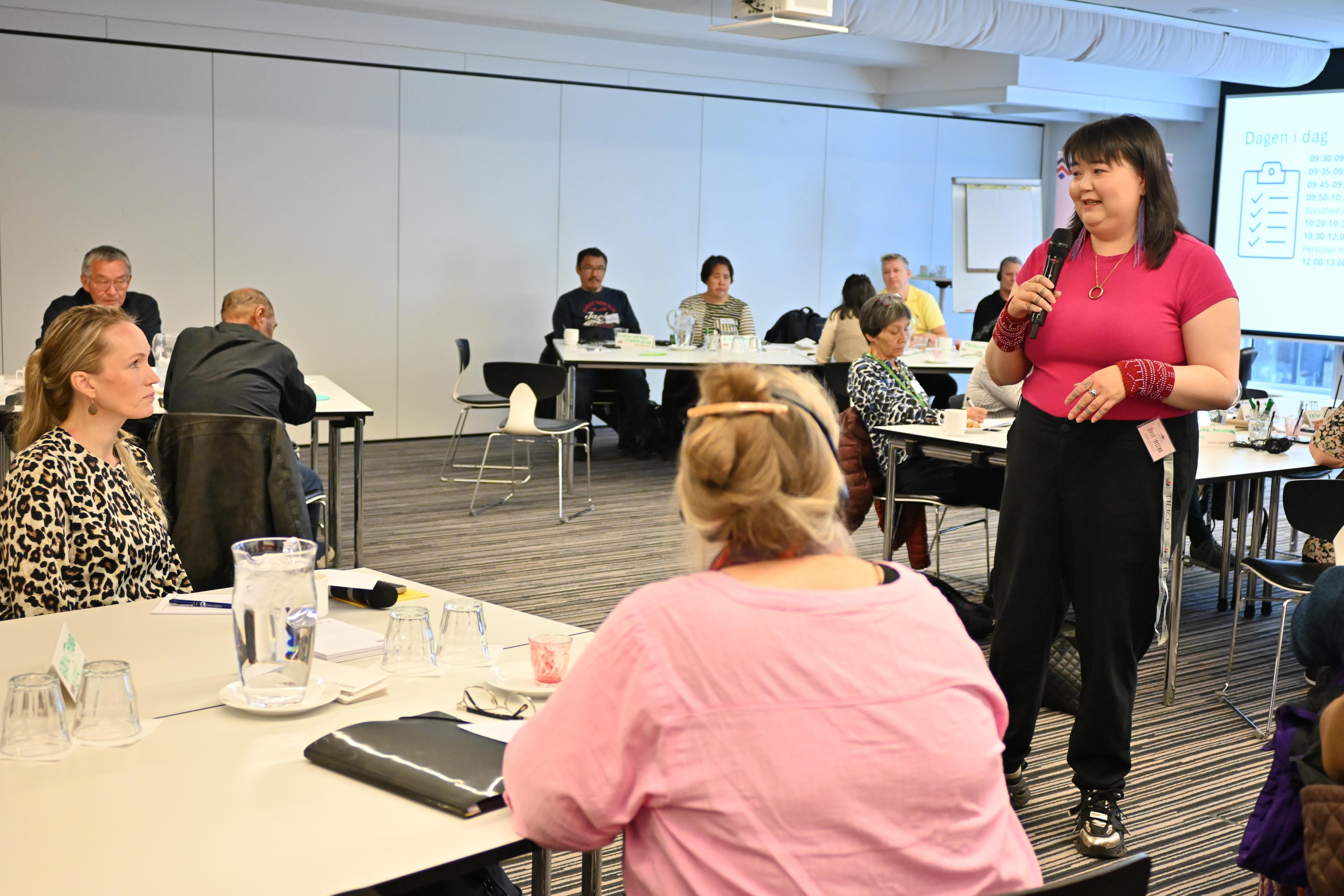 Handicaptalsmand Qivioq Løvstrøm taler til Nalakkersuisoq for sundhed og personer med handicap Anna Wangenheim til Tilioqs foreningsseminar i 2025.