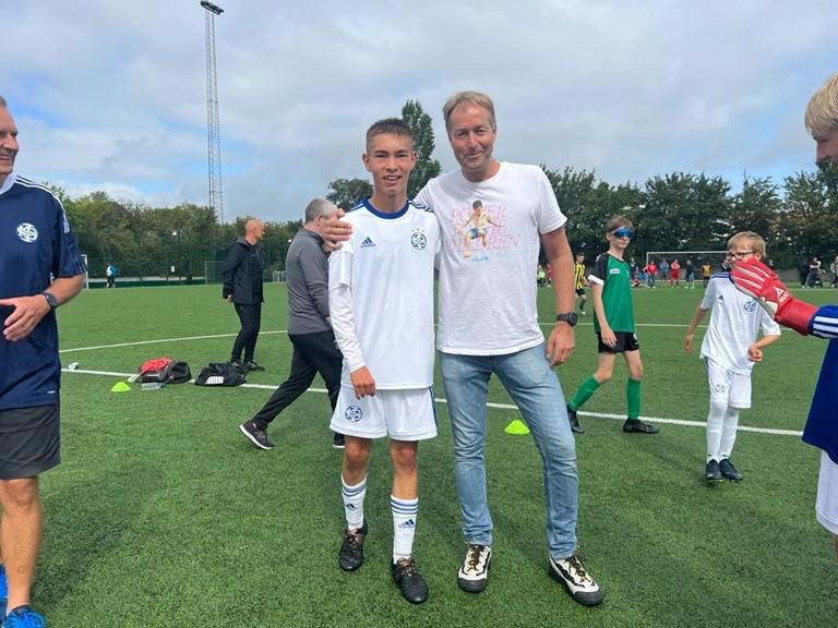 Kasper og handicaptalsmanden Anjas søn, Arn, poserer efter cerebral parase fodbold i August 2023