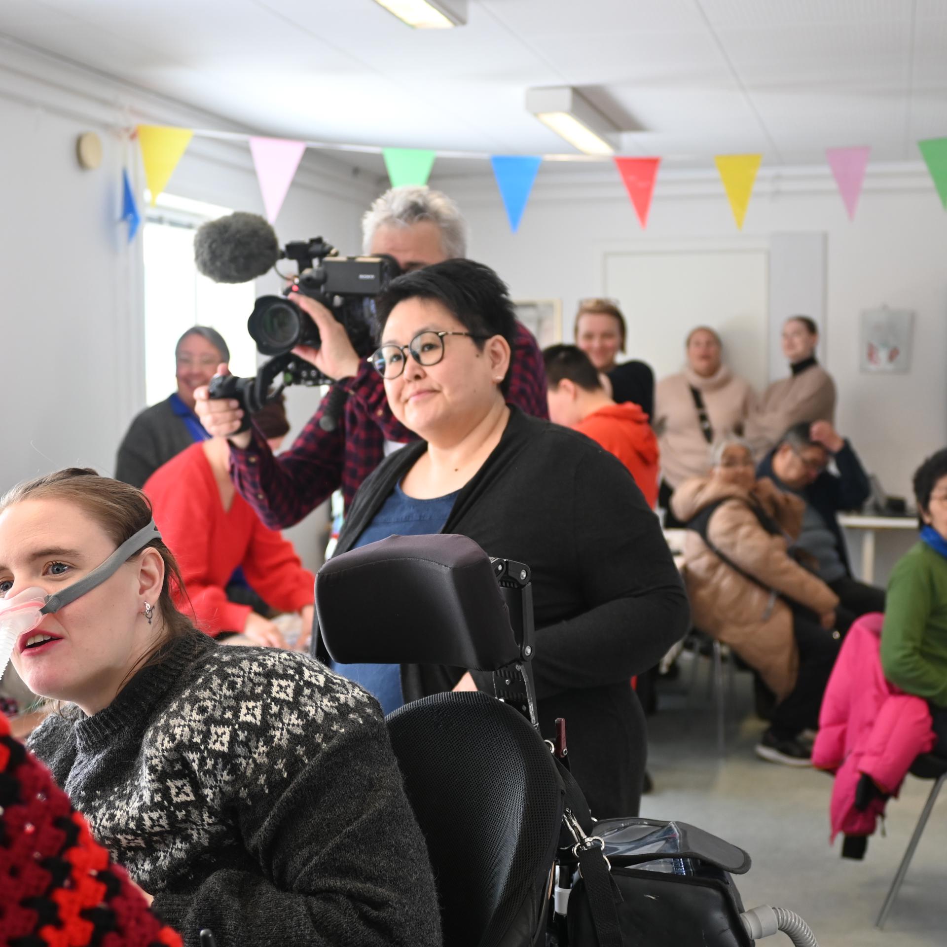 Festivalimi pisut ilaat, Ingrid kaassuartakkamini issialluni anersaartuutini atoraa, Karen Tiliuminngaanneersoq siumut isigisoq, Peter filmiliortoq, inuillu tunuani.
