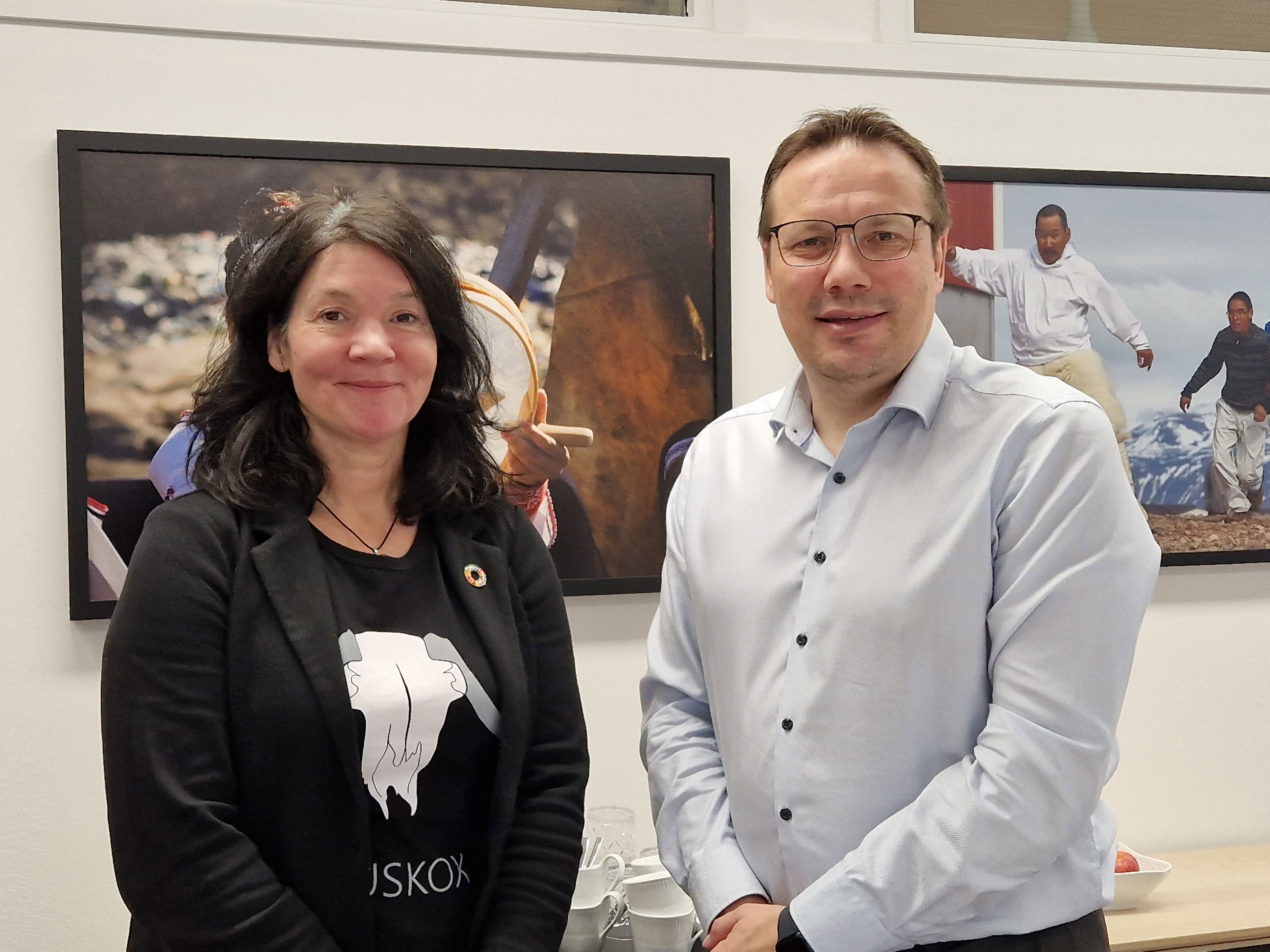 Inuit innarluutillit pillugit oqaaseqartartoq Anja Hynne Nielsen Aningaasaqarnermut Akileraartarnermullu Naalakkersuisoq Erik Jensen peqatigalugu