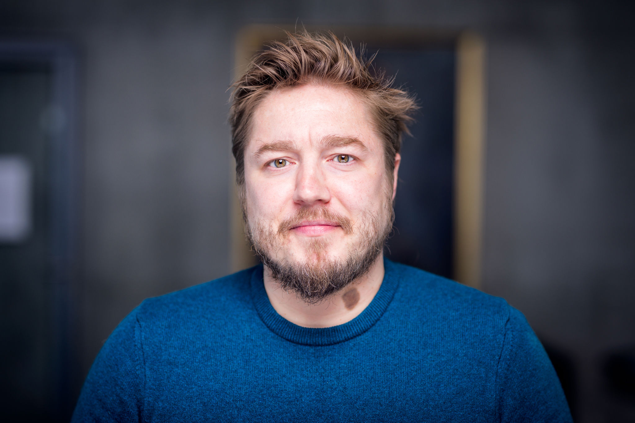 Professor på Ilisimatusarfik i en blå trøje.