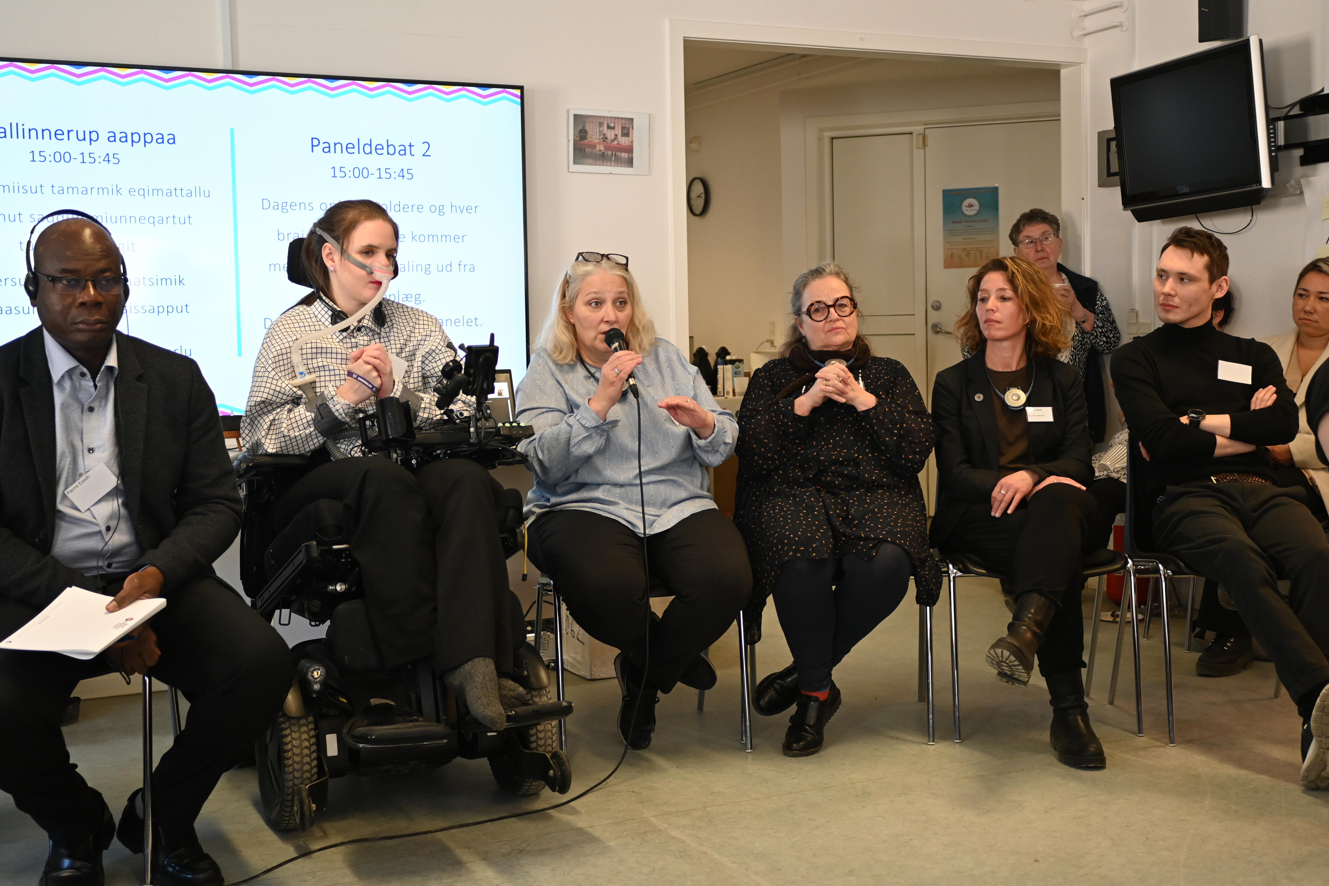 Vores oplægsholdere sidder i et panel og snakker løsninger med hinanden og gæsterne til konferencen. 