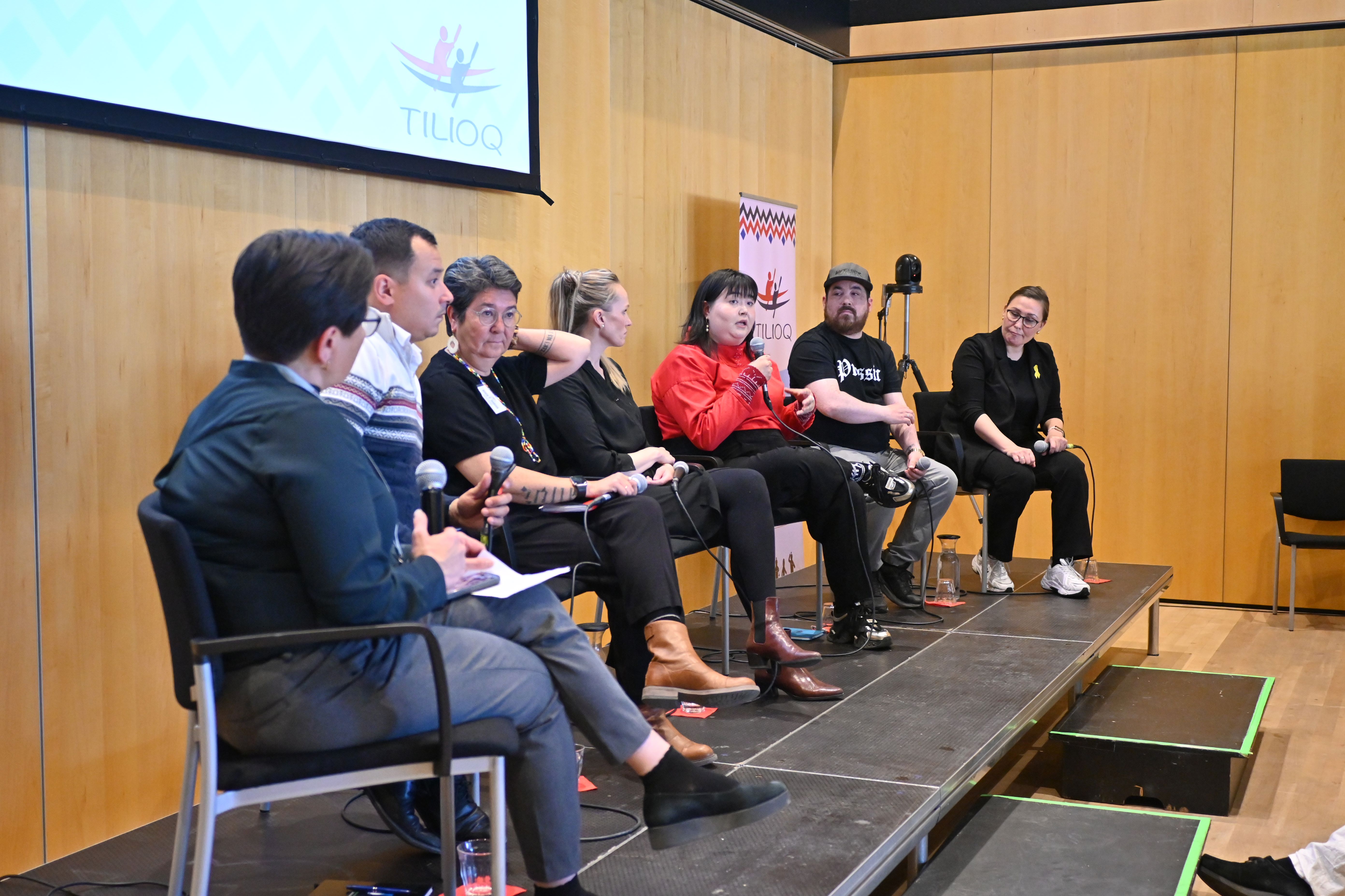 Tiliup 2025-mi ataatsimeersuaartitsinerani oqaaseqartartut oqalliseqatigiinnerat. Utoqqaat oqaaseqartartuat Kiista P. Isaksen, Inuit Innarluutillit oqaaseqartartuat Qivioq Løvstrøm, Meeqqallu oqaaseqartartuata Stina Sværdip issiaqatigaat Isumaginninnermut, Suliffeqarnermut, Nunamut namminermut Avatangiisinullu naalakkersuisoq Bentiaraq Ottosen, Peqqissutsimut inunnullu Innarluutilinnut Naalakkersuisoq Anna Wangenheim, Meeqqanut, Inuusuttunut, Ilaqutariinnullu Naalakkersuisoq Mads Pedersen.