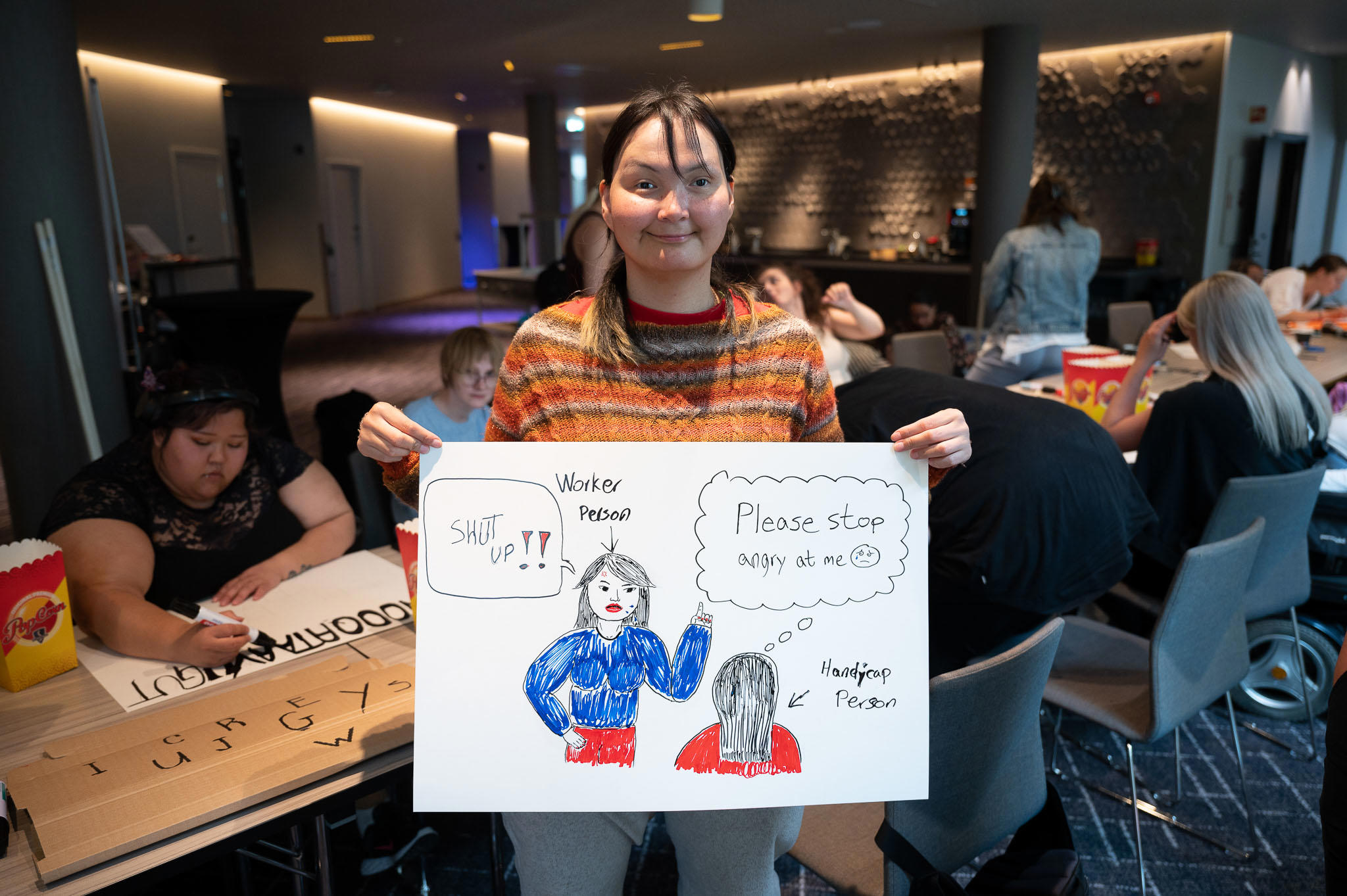 Ung kvinde viser sit skilt