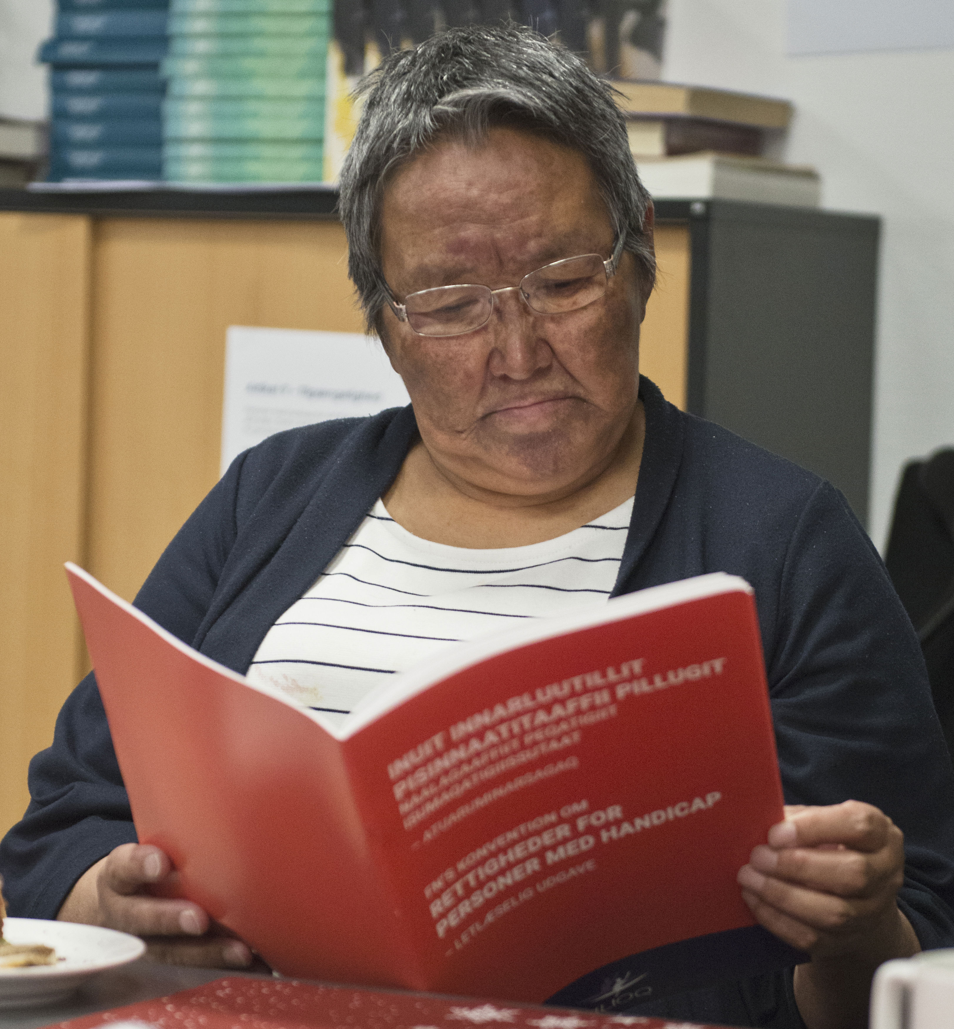 Kvinde der læser Tilioqs simple udgave af handicapkonventionen