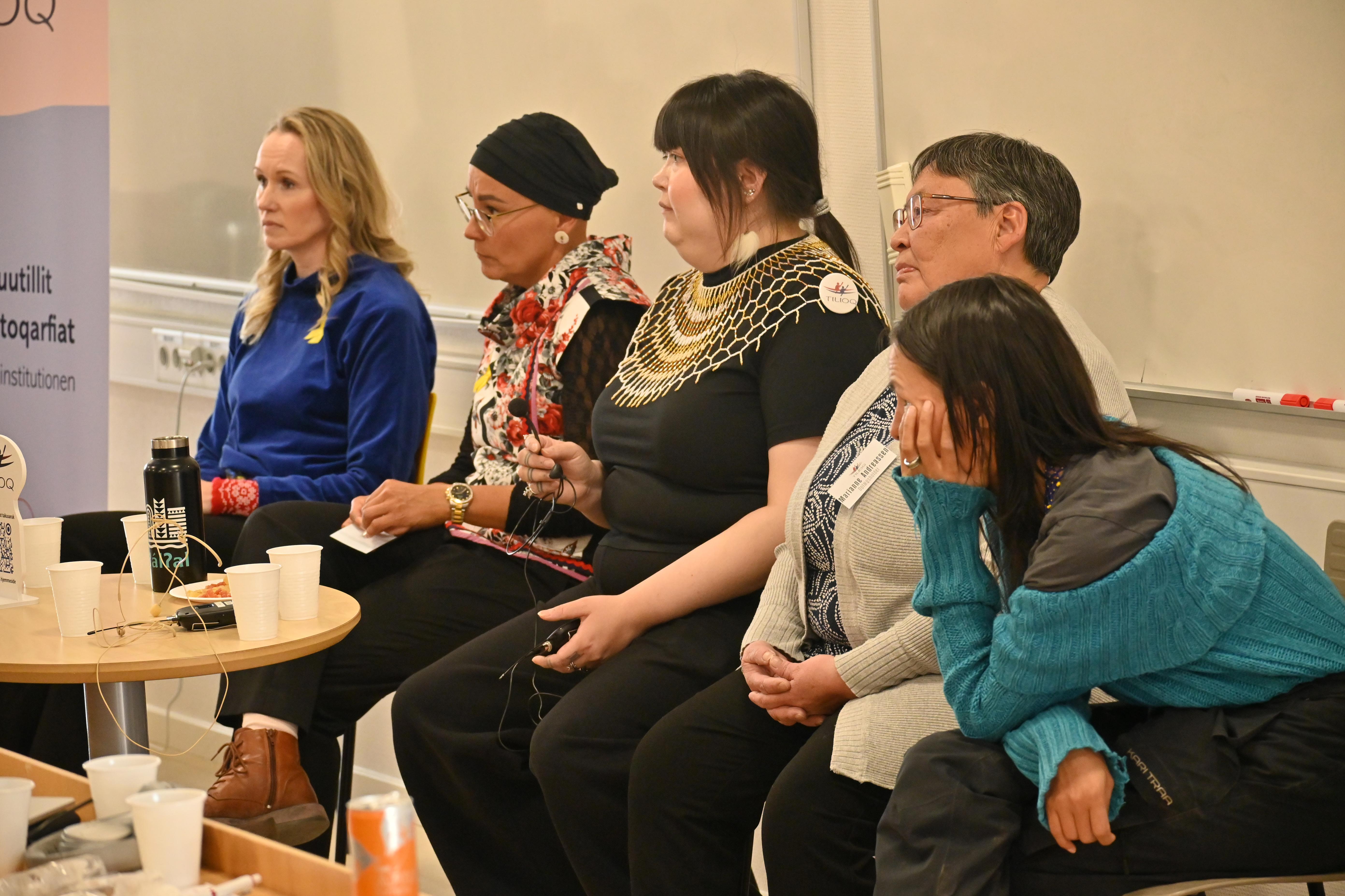 Naalakkersuisoq Anna Wangenheim, Inulerivimmi katsorsaavimmi aqutsisoq Naja Lund Kielsen, Inuit Innarluutillit Oqaaseqartartuat Qivioq Løvstrøm innuttaasut saqqummiinikullu Marianne Andersen aamma Nickie Jakobsen Tiliup 2026-imi ataatsimeersuartitsinerani oqalleqataasut.