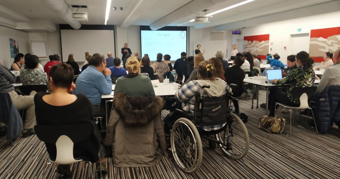 Deltagere til et møde med Jens Wandel, der fremlægger om bæredygtig investeringer under Tilioqs seminar og konference i 2022