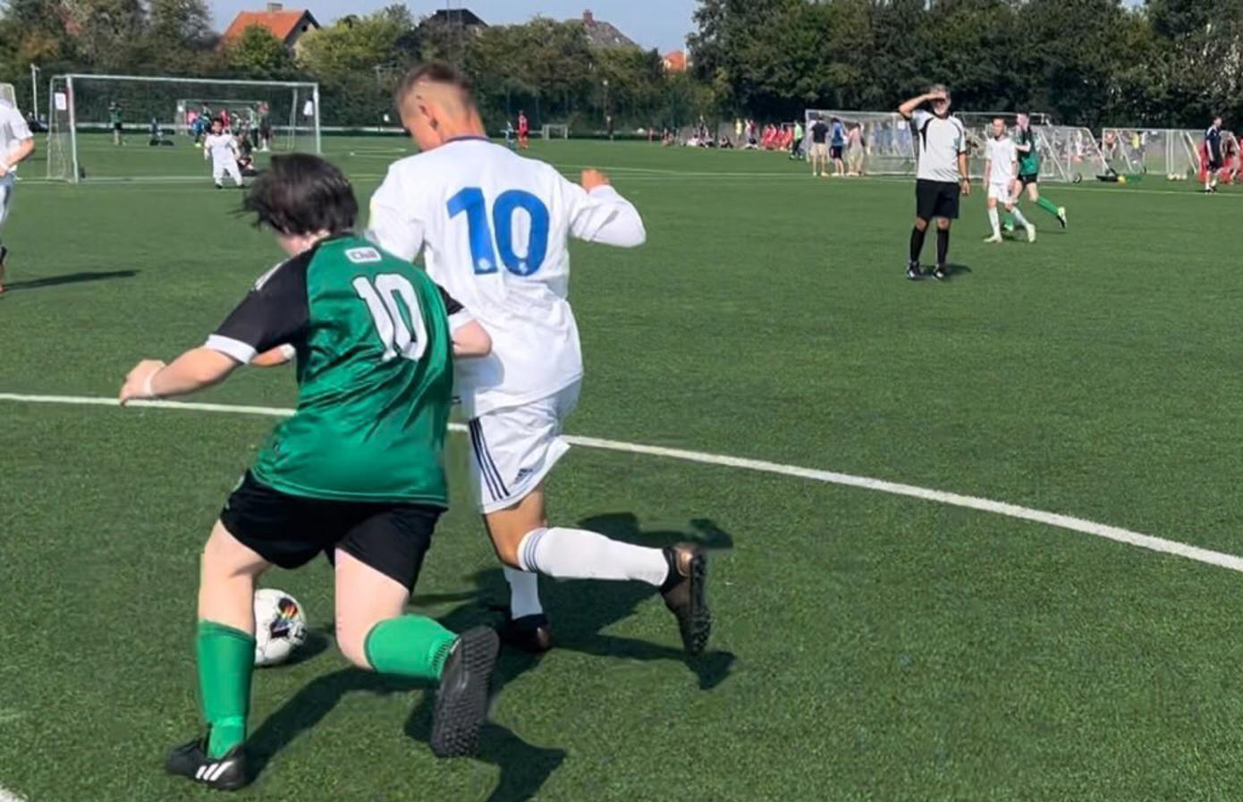 Drenge der spiller fodbold kamp under Cerebral Parese Fodbold i August 2023