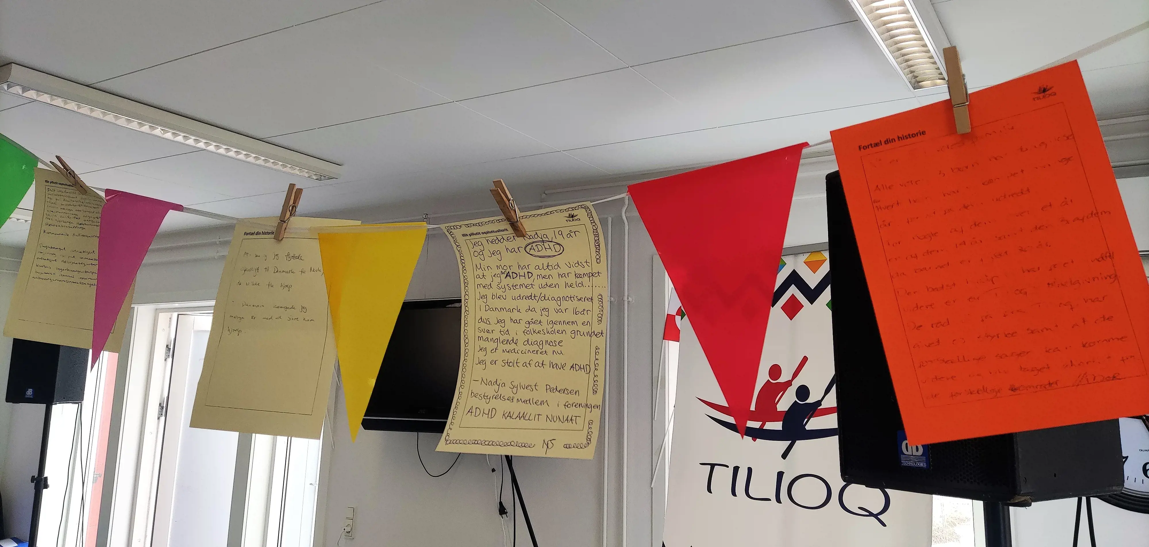 Nalunaajaatit oqaluttuallu inunnik innarkluutilinnit imaluunniit inunnit innarluutilinnut ilaqutaasunit. Ataatsimiisitsinermi katersorneqarput inimilu nivinngarneqarlutik