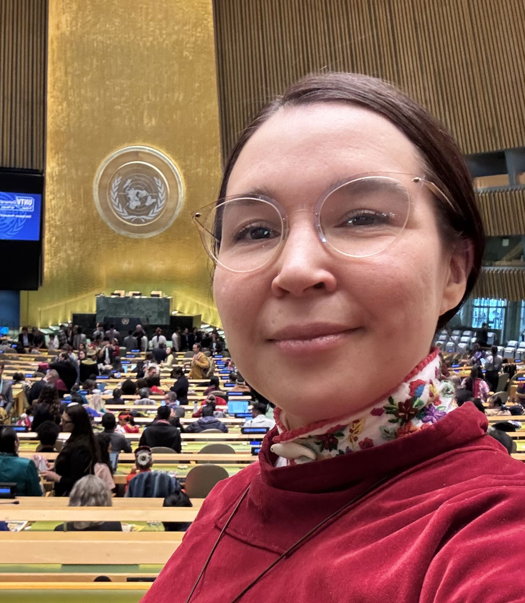 Lille Kvindelig Grønlænder Med Rød Annoraaq Og Briller, I Det Store FN Generalforsamling I New York.