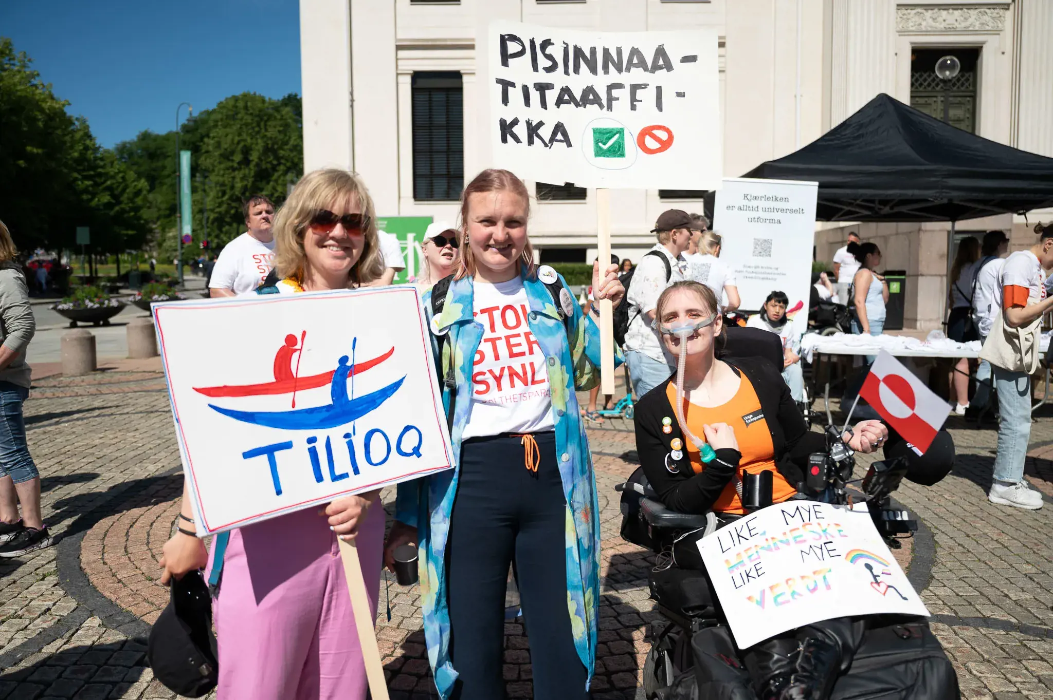 Tiliumiik aallartitat, peqatigiiffillu alla Oslomi Disability Pride 2022-mi. Inuit pingasut assimiipput, allagartallu ingerlaaqatigiinnermi paarisimasatik takutippaat.